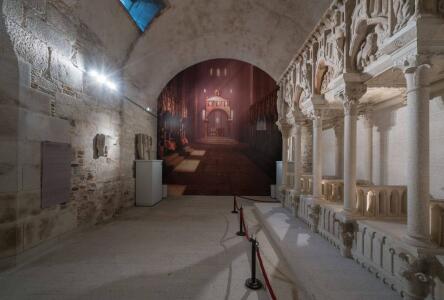 Museo de la Catedral. A los lados de la puerta se sentaban el Deán y el Chantre, los canónigos de mayor rango. Ésta sería la vista que tendrían del resto del coro.