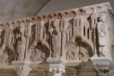 Museo de la Catedral. La crestería del coro mateano presenta niños cantores de coro que se intercalan entre arquitecturas bajo cuyos arcos seres fabulosos representan vicios.