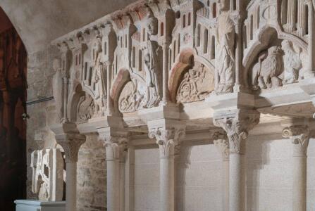 Museo de la Catedral. En la reconstrucción del coro hubo que reproducir algunas piezas que completan el conjunto con las originales y se diferencian claramente de éstas.