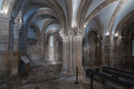 Cripta del Pórtico de la Gloria. Vista general desde el crucero hacia la cabecera. En el medio, el gran pilar compuesto que, en la basílica, se corresponde con el parteluz.