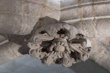 Detalle de una de las claves de las bóvedas de crucería con forma de carnosa flor en la Cripta del Pórtico de la Gloria.