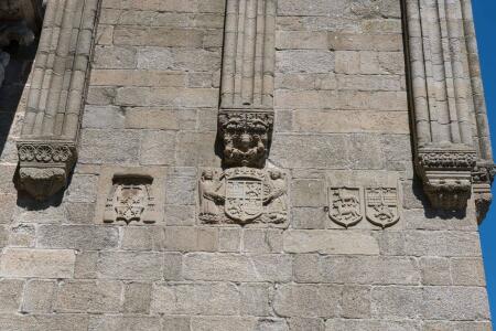 Arranque de arcos góticos en la base de la Torre del Reloj