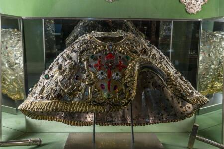 Esclavina original que vestía el Apóstol del altar mayor, regalo del arzobispo Monroy