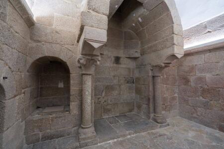 Hogar de la cocina del Palacio de Gelmírez y, a su lado, espacio destinado a útiles para la cocina y alimentos.