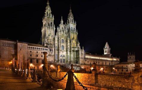 Vista de la majestuosa fachada del Obradoiro de la Catedral de Santiago desde el antiguo Hospital Real, fundado por los Reyes Católicos.