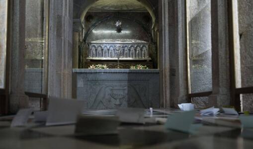Ante la urna neorrománica del platero Losada los fieles depositan sus peticiones y oraciones. El frente de altar es de mármol con motivos de herencia paleocristiana