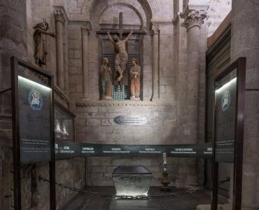 El baptisterio. En el muro tras la pila bautismal se colocó un calvario gótico procedente de diversas ubicaciones dentro de la catedral.