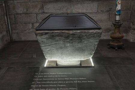 Pila Bautismal. En mármol, con tapa posterior, se data en el sigloIX. Según la leyenda, beber de ella para burlarse de los cristianos costó la vida al caballo de Almanzor.