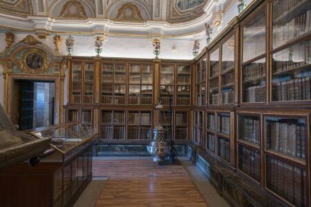 El Botafumeiro, cuando no cuelga en el centro del crucero de la catedral, se expone en la Biblioteca.