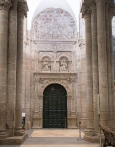Portada de acceso al claustro desde el brazo sur del crucero