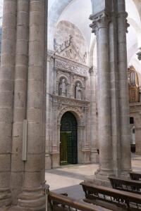 Puerta de acceso a la sacristía