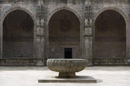 En el centro del claustro está el vaso de piedra que formaba la Fons Mirabilis ante la Puerta Francígena.
