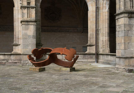Una escultura contemporánea de acero corten conmemora el 800 aniversario de la consagración .