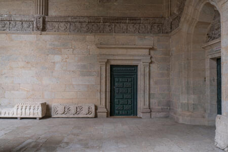  Entrada al archivo desde el claustro.