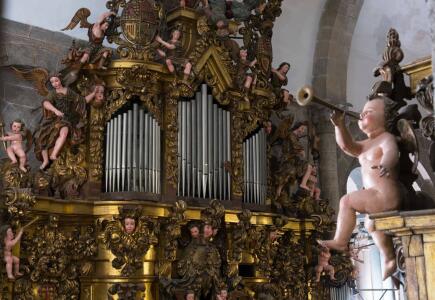 Detalle de uno ángel músico tocando la trompa