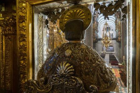 Cuando los peregrinos abrazan al Apóstol del altar mayor ven las naves de la catedral.