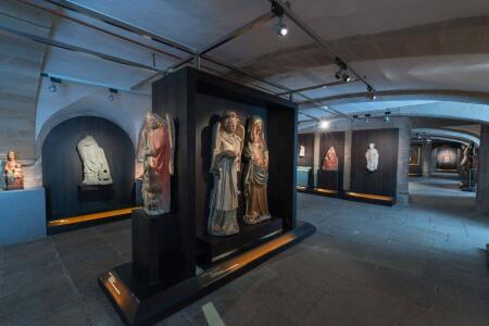 Museo de la Catedral. Sala de esculturas medievales. Entre ellas, un San Miguel del XV y una Anunciación de caliza policromada de Mestre Pero, de hacia 1325.