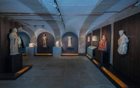 Museo de la Catedral. Sala de esculturas. Entre ellas, un fragmento de S. Francisco (XV), el S. Sebastián de los azabacheros (XV) y Santa Ana con la Virgen y el Niño (XVI)