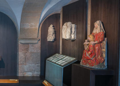 Museo de la Catedral. Sala de esculturas. Entre ellas, Santa Ana con la Virgen y el Niño (XVI)