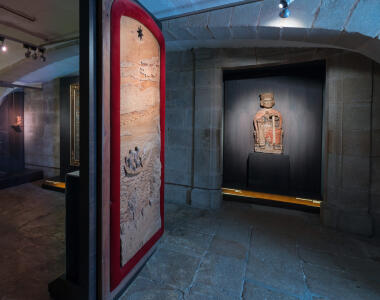 Museo de la Catedral. Sala con el cortavientos de la puerta Santa de Francisco Leiro (1993) y Santiago sedente coronado.