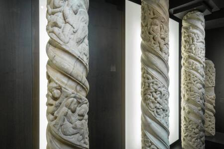 Detalle de varias columnas de fuste entorchado procedentes de la primitiva fachada románica de la Azabachería. Primer cuarto del XII.