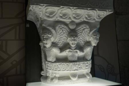Vaciado de escayola de uno de los capiteles de la capilla del Salvador cuya inscripción habla del comienzo de las obras de la catedral. Año 1075.