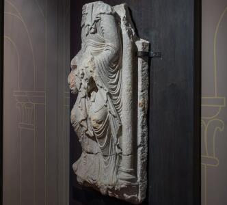 Torso descabezado de figura sedente con delicadísimo trabajo de los paños