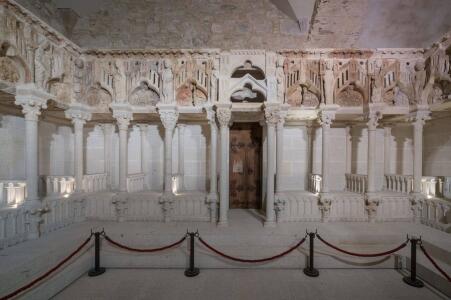 Se han respetado las medidas de la nave, en el centro de la nave mayor. La puerta da a la Via Sacra