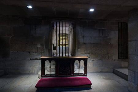 La cripta apostólica. Los muros del mausoleo romano y su distribución sufrieron alteraciones desde la edad media hasta la definitiva cripta del XIX. Al fondo, la urna.
