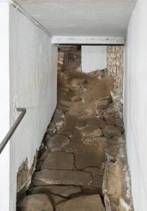 Detalle de las excavaciones arqueológicas bajo la nave mayor, en el paso que da acceso a los restos de la basílica prerrománica de Alfonso III.