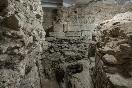 Excavaciones arqueológicas bajo la nave mayor. Restos de murallas de la Torre de Don Cresconio y de un antiguo pozo.