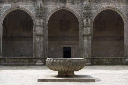 En el centro del claustro está el vaso de piedra que formaba la Fons Mirabilis ante la Puerta Francígena. Sus aguas lavaban a peregrinos y saciaban a compostelanos.