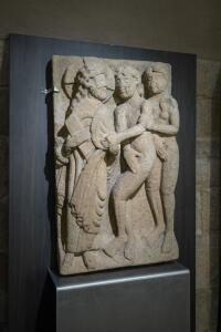 Museo de la Catedral. Placa con relieve de la Reconvención de Adán y Eva. Primer cuarto del XII, procede de la primitiva fachada románica de la Azabachería