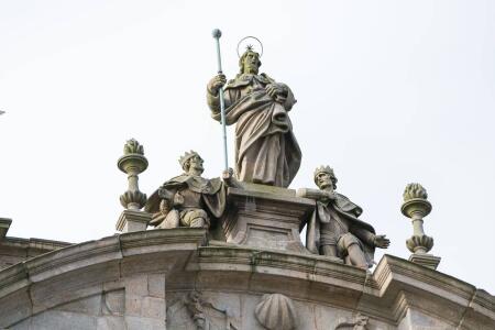 Fachada de la Azabachería. Detalle del Santiago Peregrino que la corona, flanqueado por los reyes Ordoño II y Alfonso III