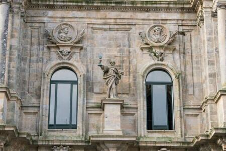 Fachada de la Azabachería. Detalle del Segundo cuerpo con la Fe en su centro