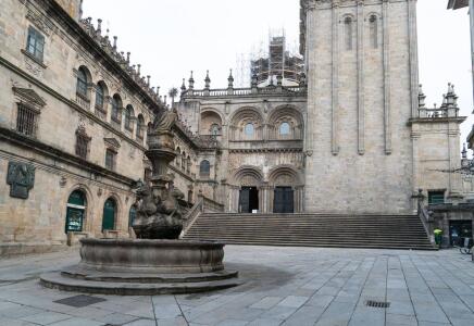 Fachada de las Platerías. Vista general. A la derecha, el cubo gótico de la Torre del Reloj y el lateral de la fachada de la Quintana. A la izquierda, el edificio del Tesoro.