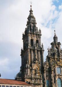 La Torre de la Carraca contiene en su parte superior una "carraca", un mecanismo de madera y metal que, al girarse con una manivela, produce un sonido seco y triste Este se utilizaba en la solemnidad del Viernes Santo para conmemorar la Pasión de Cristo.