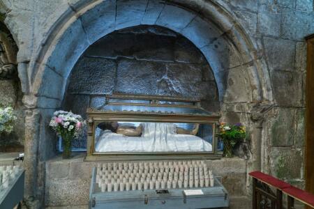 Urna con el Cristo Yacente es una obra anónima del siglo XVII