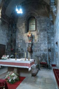 Interior de la Corticela. La Capilla Mayor con la imagen de la Consolación, del XVI.