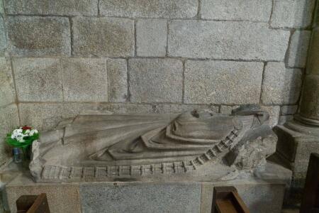 Interior de la Corticela. Sepulcro de dama del siglo XV.