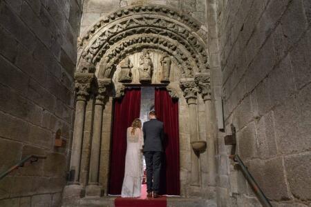 En la iglesia de la Corticela, como parroquia de extranjeros que es, se celebran sacramentos, como el del Matrimonio.