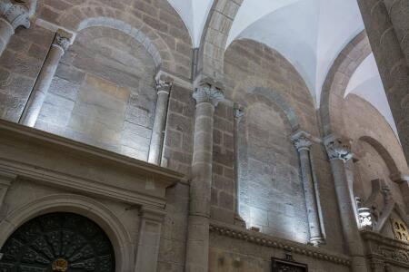 La construcción del claustro plateresco en el siglo XVI supuso el tapiado de numerosas ventanas románicas en el muro sur de la nave mayor de la catedral