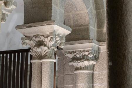 Detalle de los capiteles del triforio