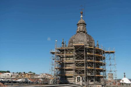 El cimborrio gótico se decora en época barroca con un capulín semiesférico