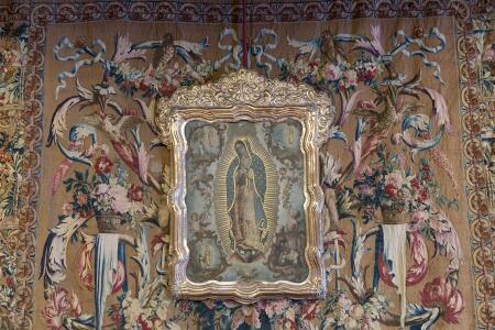 Tras la mesa presidencial en la sala capitular, un cuadro de la Virgen de Guadalupe del pintor mexicano Juan Patricio Morlete, de 1769