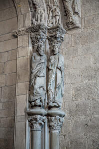 Arco Sur. Estatuas columna, capiteles, pecados de la gula y la mentira y parte de un ángel con las trompetas del juicio
