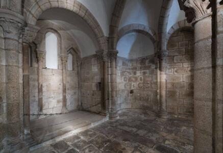 Cripta del Pórtico de la Gloria. Vista de la cabecera, con la capilla principal y los -absidiolos- que la flanquean y que, en conjunto, recuerdan a la cabecera de la catedral.