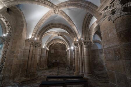 Cripta del Pórtico de la Gloria. Vista del crucero. A la izquierda, los decorados arcos del primitivo acceso a la cripta.