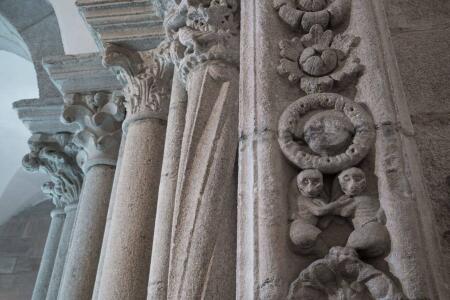 Cripta del Pórtico de la Gloria. Detalle de la jamba y columnas de la primitiva fachada de acceso a la cripta, hoy alterada por la construcción de un tramo previo bajo la escalinata