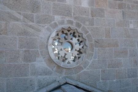 Rosetón al lado oriental en la tribuna del Pórtico de la Gloria desde las cubiertas